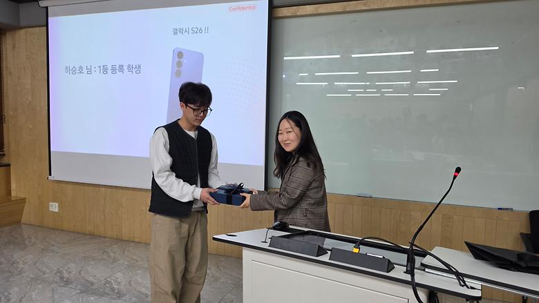 삼성전자-POSTECH 반도체공학과 26년 신입생 대상 Welcome Kit 배부